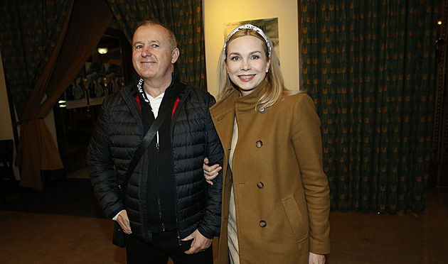 Jaroslava Stránská vyrazila na premiéru s manelem Pavlem Hollitzerem.