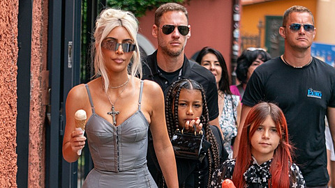 Prsa Kim Kardashian jsou viditelně menší Prsa Kim Kardashian jsou viditelně menší