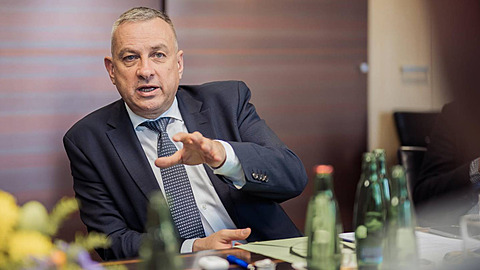 Ministr prmyslu a obchodu Jozef Síkela vyzval lidi k etení energiemi. Sám...