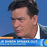 Charlie Sheen v roce 2015 v televizi piznal, e je HIV pozitivn. Chtl...