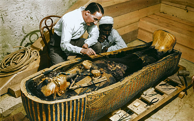 Howard Carter spolu s egyptskm pomocnkem u zlatho sarkofgu faraona...