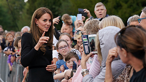 Catherine, princezna z Walesu, se la pozdravit s fanouky u Windsoru, kteí...