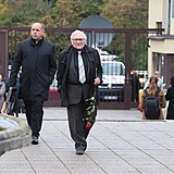 Herec Antonn Hardt pichz na rozlouen s Josefem Somrem (88) v praskch...