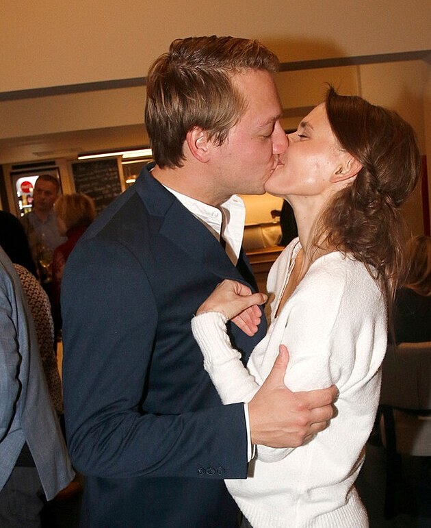 Novomanželé působí jako zamilované hrdličky.