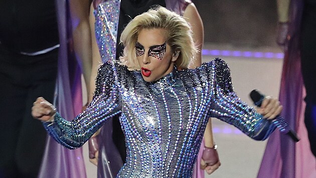 Lady Gaga bhem vystoupen na Super Bowlu