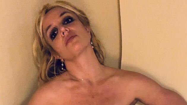 Britney si podle veho edituje fotky. Ze za ní se pkn ohýbá.