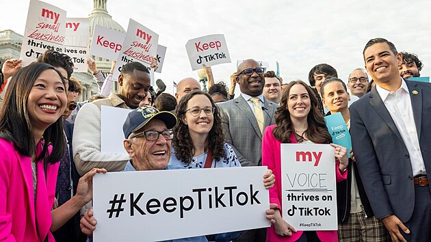 Protestujc proti zkazu TikToku v USA ped Kapitolem.