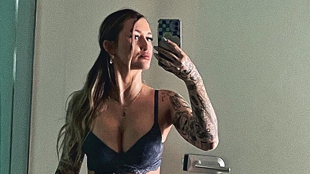 Sharlota má luxusní postavu.