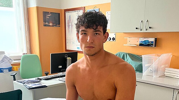 Zbyněk Vlček ukázal poraněný loket.