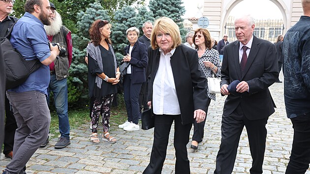 Pohřeb Yvonne Přenosilov&eacute;: Nechyběla ani Pavl&iacute;na Filipovsk&aacute;.