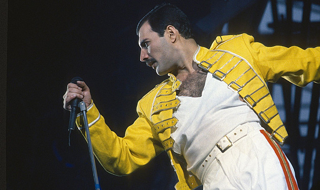 Freddie Mercury bhem legendárního koncertu ve Wembley v roce 1986