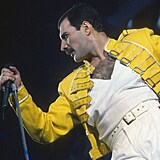 Freddie Mercury bhem legendrnho koncertu ve Wembley v roce 1986