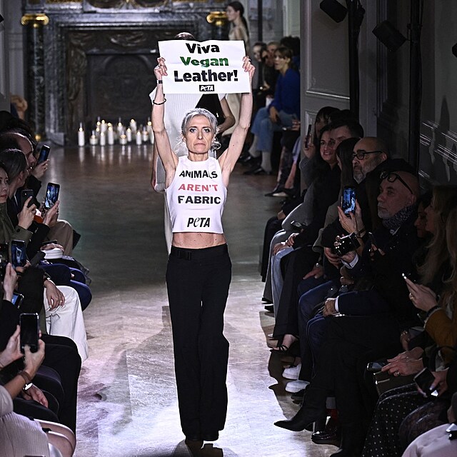 Aktivistky na přehlídce návrhářky Victorie Beckham
