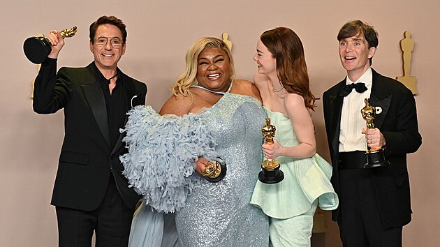 Robert Downey Jr., Da'Vine Joy Randolph, Emma Stone a Cillian Murphy se svými Oscary za vedlejší a hlavní role.