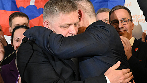 Robert Fico objímá nov zvoleného slovenského prezidenta Petera Pellegriniho