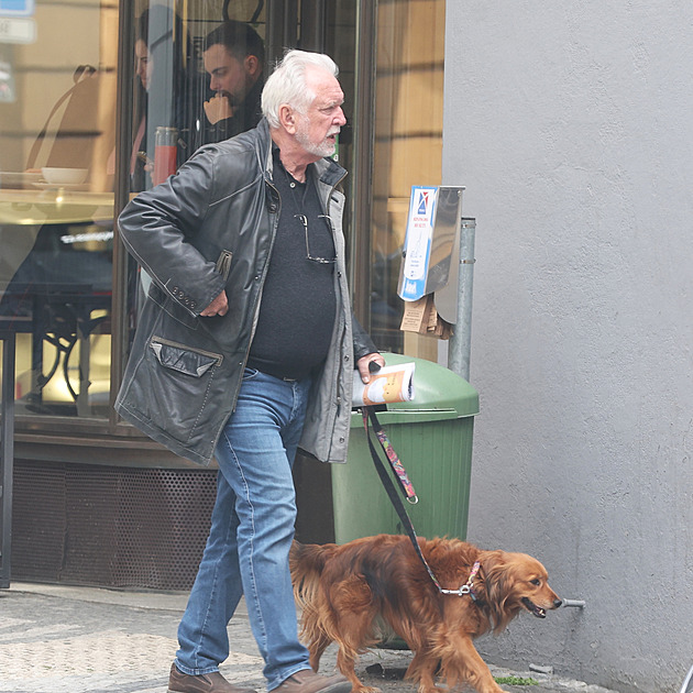 Jaromír Hanzlík na procházce se psem