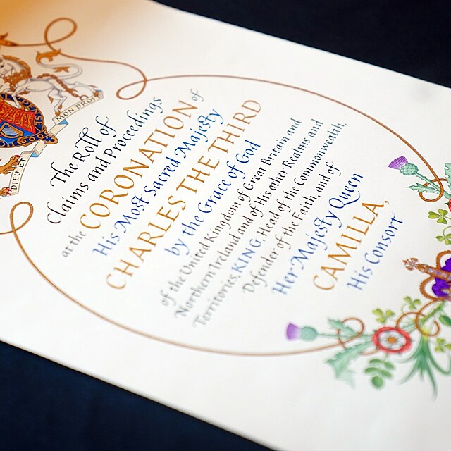 Král Karel III. a Camila Britská obdrželi korunovační svitek