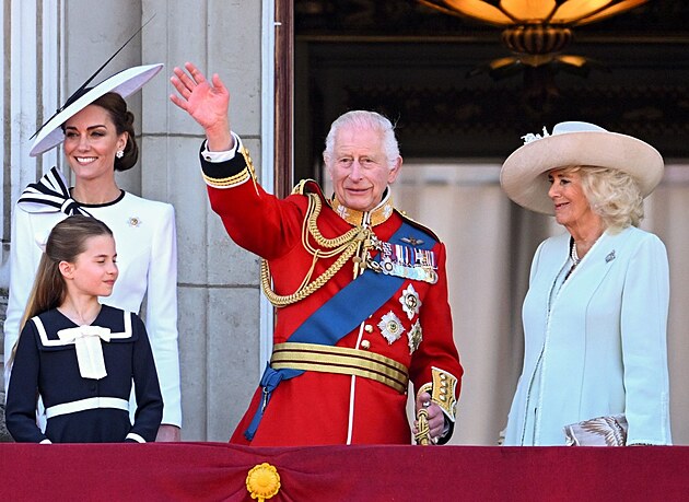 Král Karel III. zdraví fanoušky z balkonu paláce