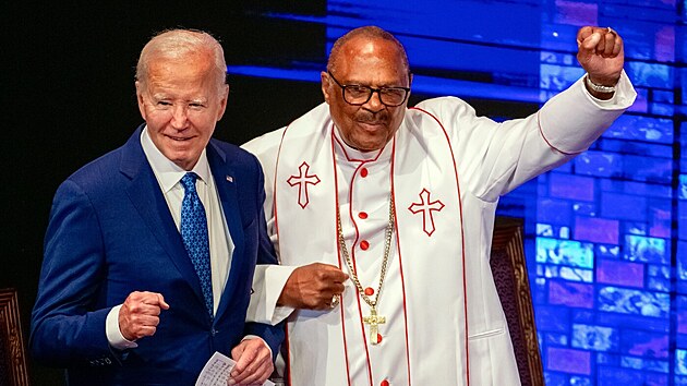 Joe Biden v černošském kostele.