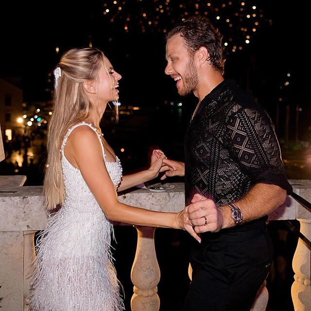 Večírek byl bujarý, nechyběl ani ohňostroj.