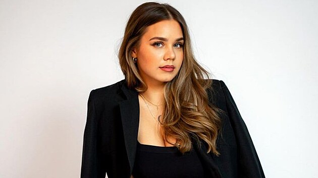 Slečna na sítích propaguje online trading. Lidé se jí ale vysmívají, prý se jedná o podvod