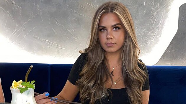 Slečna na sítích propaguje online trading. Lidé se jí ale vysmívají, prý se jedná o podvod