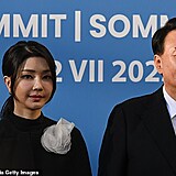 Kim Keon Hee vypadá tak mladistvě, že na mezinárodním summitu by si ji klidně někdo mohl splést s prezidentovou dcerou.