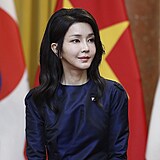 Kim Keon Hee vypadá tak mladistvě, že na mezinárodním summitu by si ji klidně někdo mohl splést s prezidentovou dcerou.
