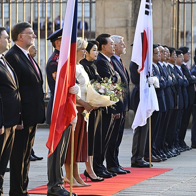Kim Keon Hee a prezident Yoon Suk Yeol po boku českého prezidentského páru při slavnostním uvítání v Praze.