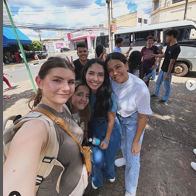 Veronika často jezdí na misie.