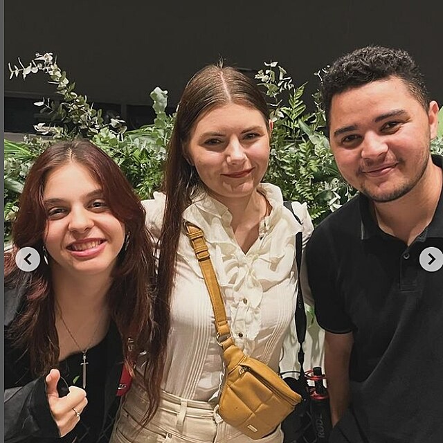 Veronika často jezdí na misie.