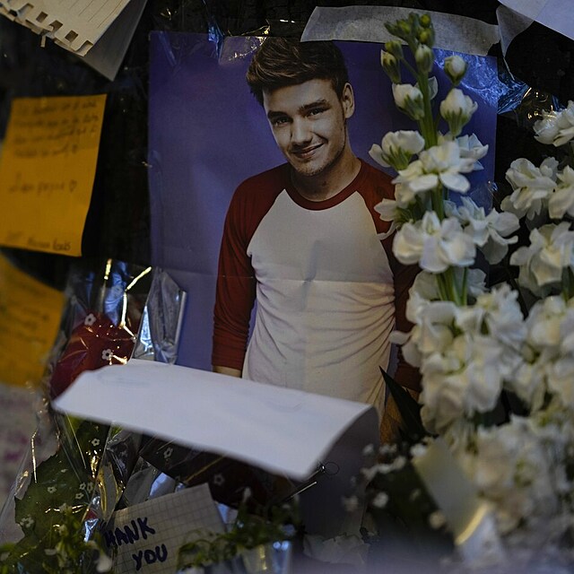 Fanoušci truchlí po smrti Liama Paynea.