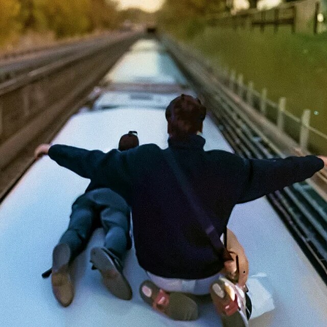 Train surfing je populární po celém světě