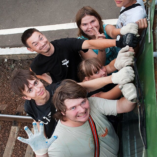 Ruská mládež si užívá train surfing.
