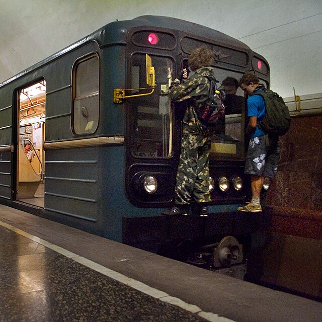 Ruská mládež si užívá train surfing.