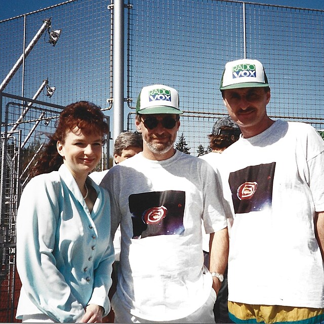 Kateřina Kašparová, Zbyněk Merunka a Václav Tittelbach na jedné z akcí, kde společně reprezentovali Novu. Pánově měli tehdy trička s úplně prvním logem televize.