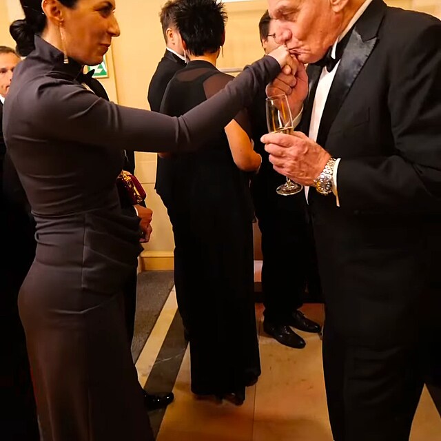 Bohuslav Svoboda osobně přivítal na plese Markétu Pekerovou Adamovou.