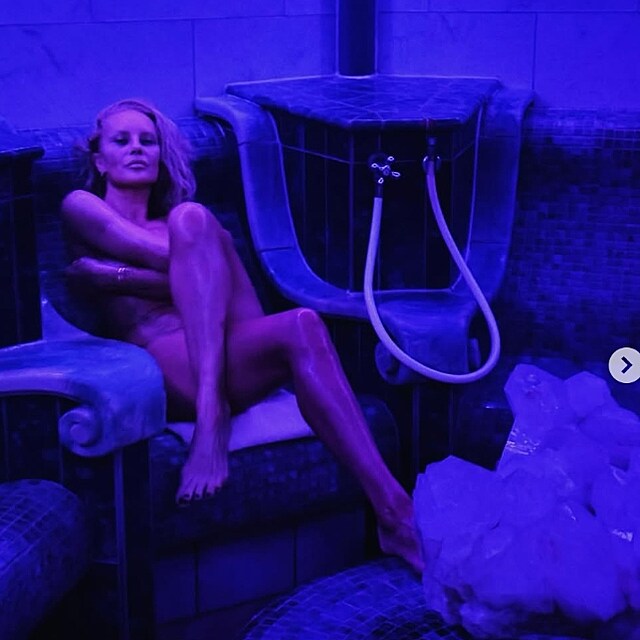 Nahá Simona Krainová v sauně.