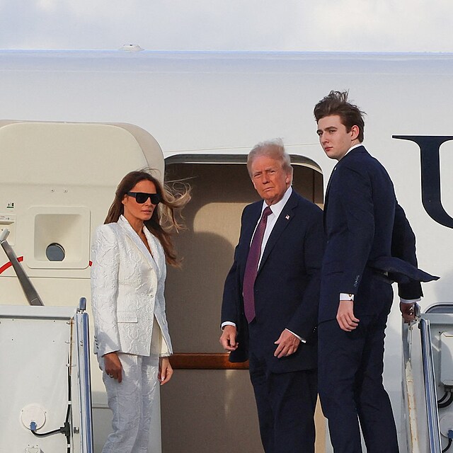 Barron Trump s rodiči na letišti.