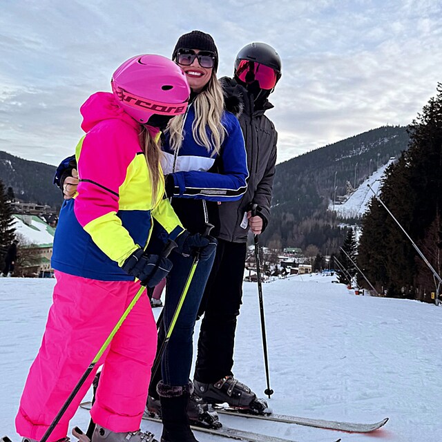 Lucie Borhyová s dětmi na horách