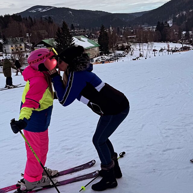 Lucie Borhyová s dětmi na horách