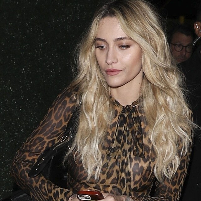 Paris Jackson v leopardích šatech.