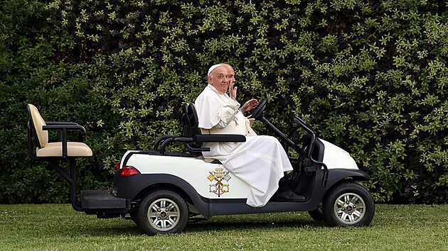 Neměl rád papamobily, rád se pohyboval mezi lidmi nejlépe bez ochranky, což nikdy doopravdy nešlo.