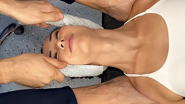 Sociální sítě zaplavily videa chiropraktiků, kteří během několika vteřin provedou krční manipulaci doprovázenou hlasitým prasknutím. Sledující fascinovaně sledují, jak pacientům prý okamžitě uleví od bolesti.