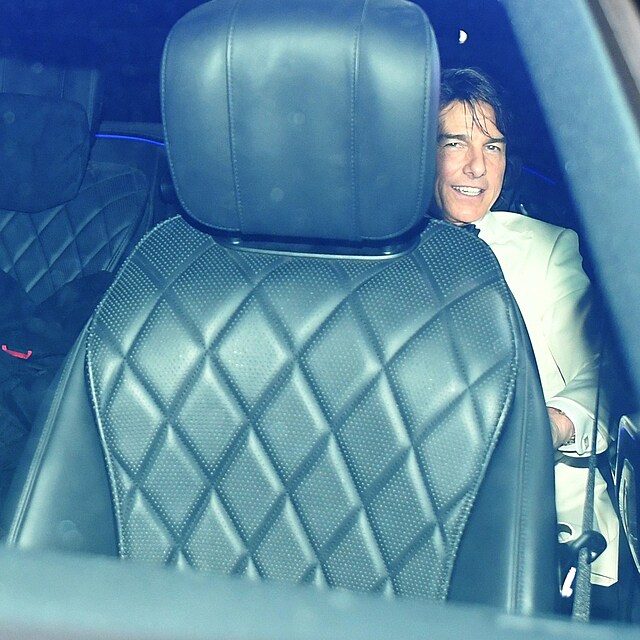 Tom Cruise odjíždí z mejdanu, vedle něj se kdosi skrývá, je to zřejmě Ana de Armas