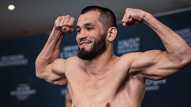 Makhmud Muradov na váze