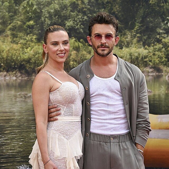 Scarlett Johansson a Jonathan Bailey dorazili ruku v ruce a zářili jako dokonale sladěná dvojice, i když „jen“ herecká.