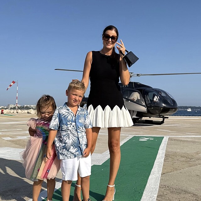 Ornella Koktová vzala rodinu na let vrtulníkem.