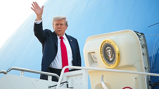 Donald Trump nastupuje do letadla Air Force One. Míří na summit s Vladimirem Putinem na Aljašce (15. srpna 2025).