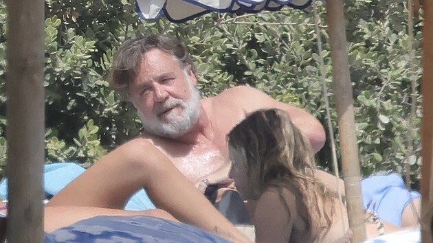 Russell Crowe, Britney Theriot
